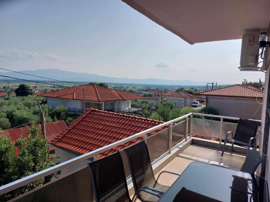 een balkon van een huis met een tafel en stoelen bij Pablo Boutique Rooms in Vétrina