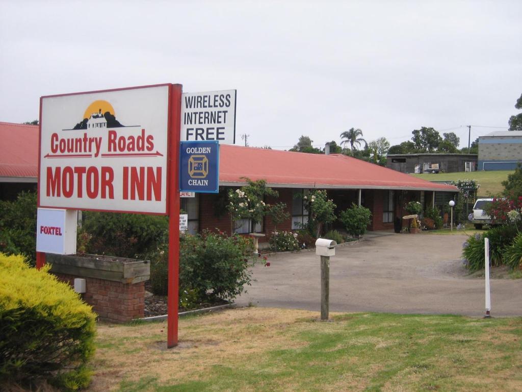 un panneau de motel devant un motel dans l'établissement Orbost Country Road Motor Inn, à Orbost