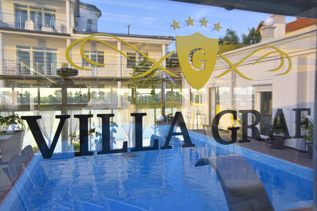 un cartel para un hotel con piscina en Apartments Villa Graf en Smederevo