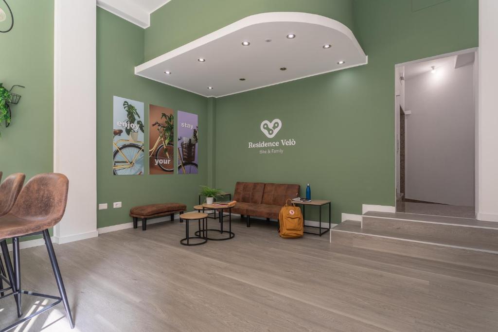 una sala de espera con sofá y sillas en Residence Velò - Bike & Family en Giulianova