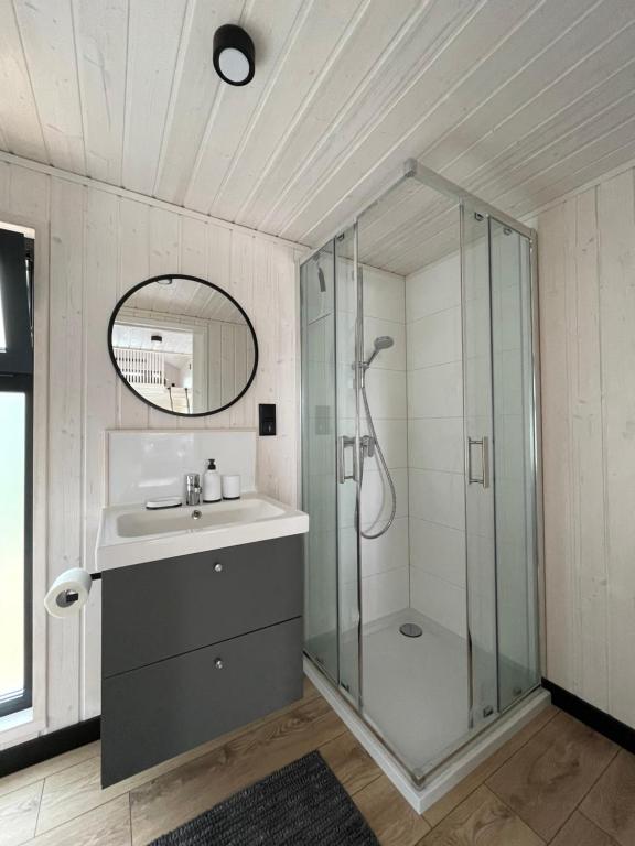 Vannituba majutusasutuses Tiny House - Osada Wilkasy