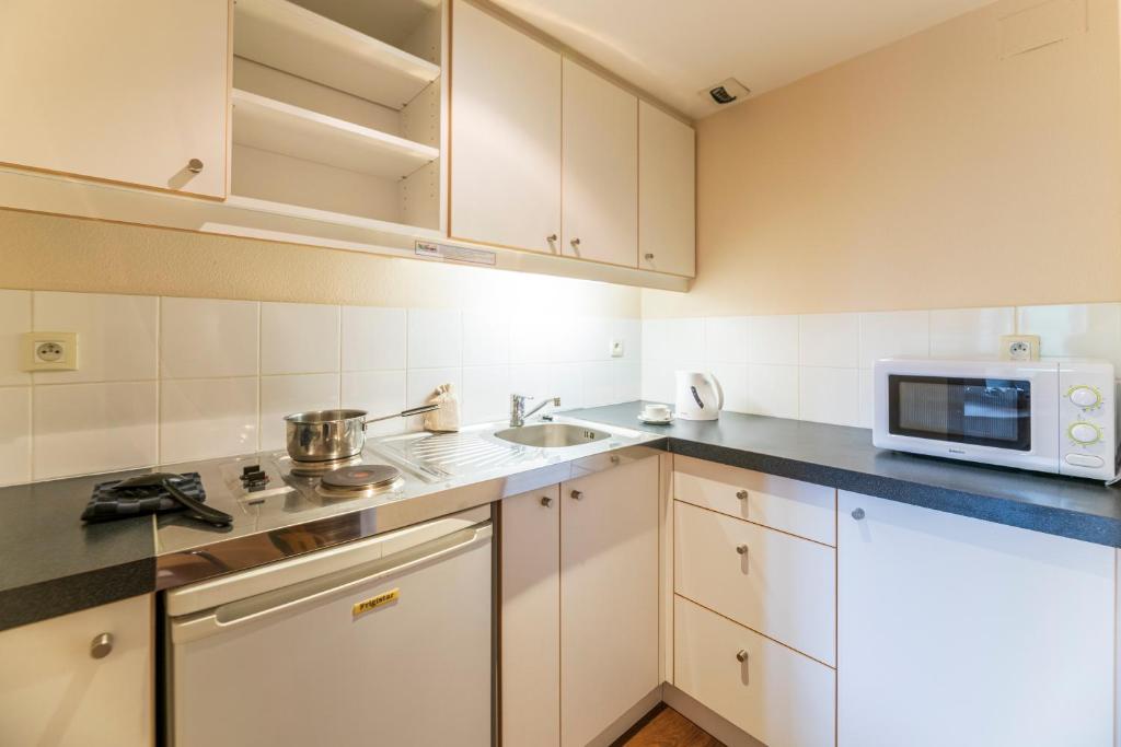HOTEL CERISE - LES SOURCES Luxeuil-les-Bains - Studio 4 Personen Met Kitchenette