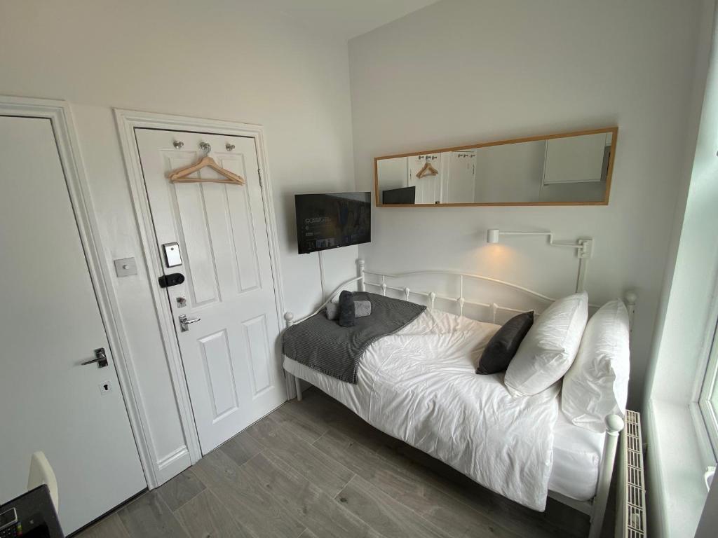 London Studios Very Close to Central Line Underground Shepherds Bush and Westfield Newly Refurbished - Small Single Room