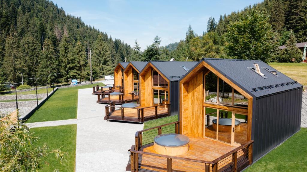 Une rangée de petites maisons dans une rangée dans l'établissement Terra Resort, à Topliţa