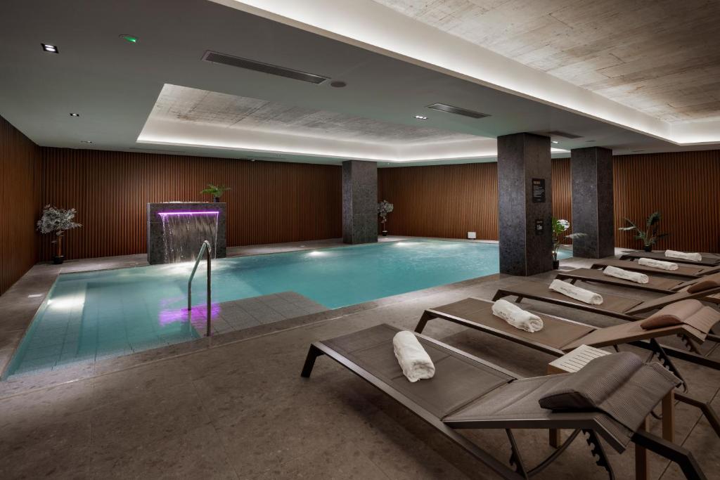 Bazén v ubytování Grands Suites Hotel Residences and Spa nebo v jeho okolí