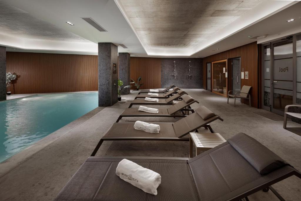 Bazén v ubytování Grands Suites Hotel Residences and Spa nebo v jeho okolí