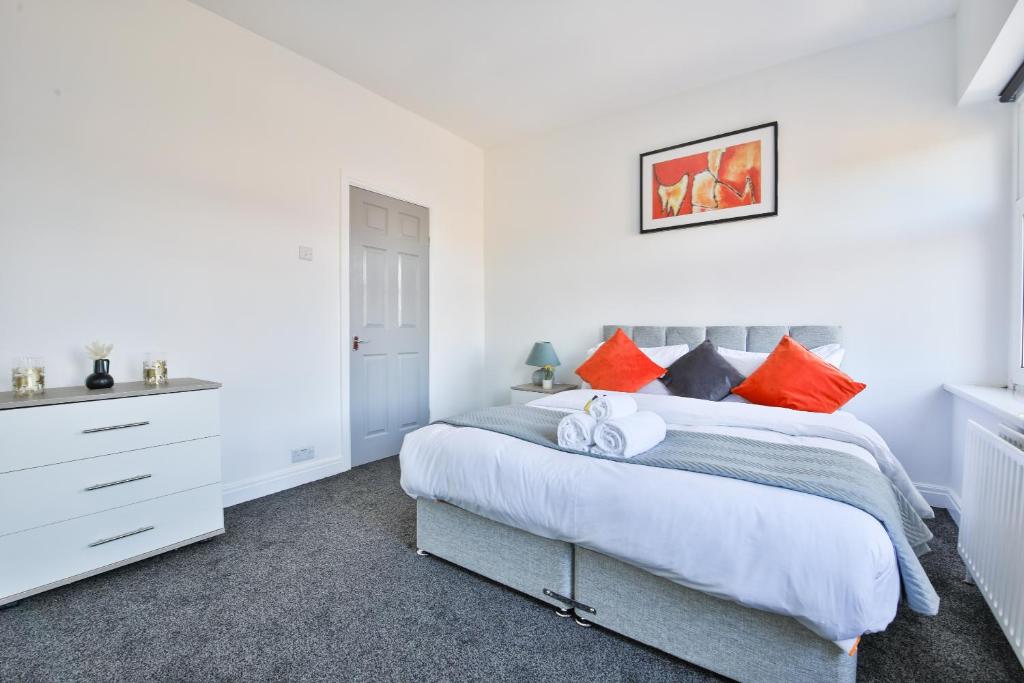 En eller flere senge i et værelse på Spacious 3 bedroom close to Cardiff City Centre
