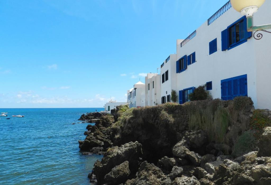 プンタ・ムヘーレスにあるCasa Azul by Escape Homeの海岸白い建物
