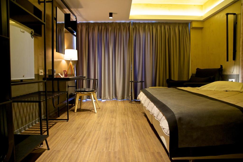 Postel nebo postele na pokoji v ubytování Adonis City Hotel