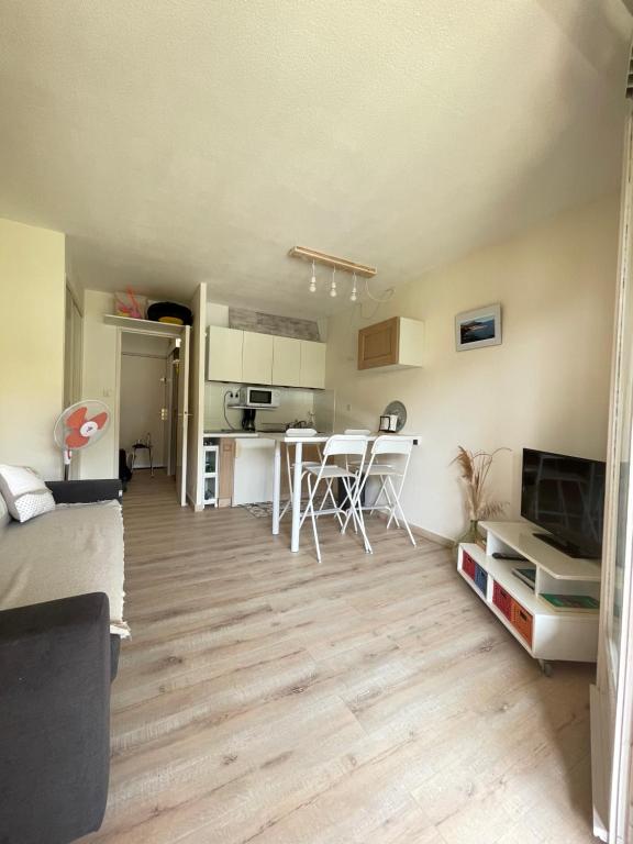 Habitación con cama, mesa y cocina. en Saint Cyr-sur-mer la Madrague les AÏgues Marines, en Saint-Cyr-sur-Mer