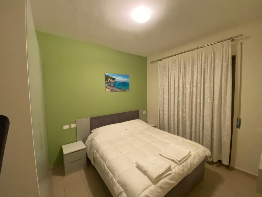 2 Bedrooms Seaside View Apart, free parking. - Imazhi 1