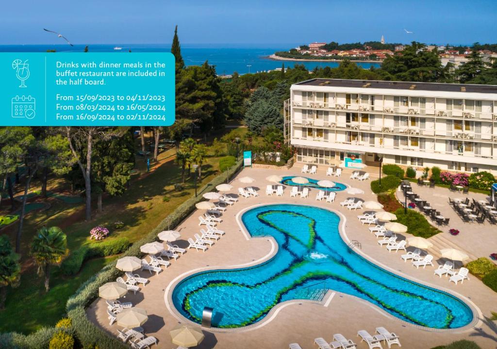 een luchtzicht op een hotel met een zwembad bij Aminess Laguna Hotel in Novigrad Istria