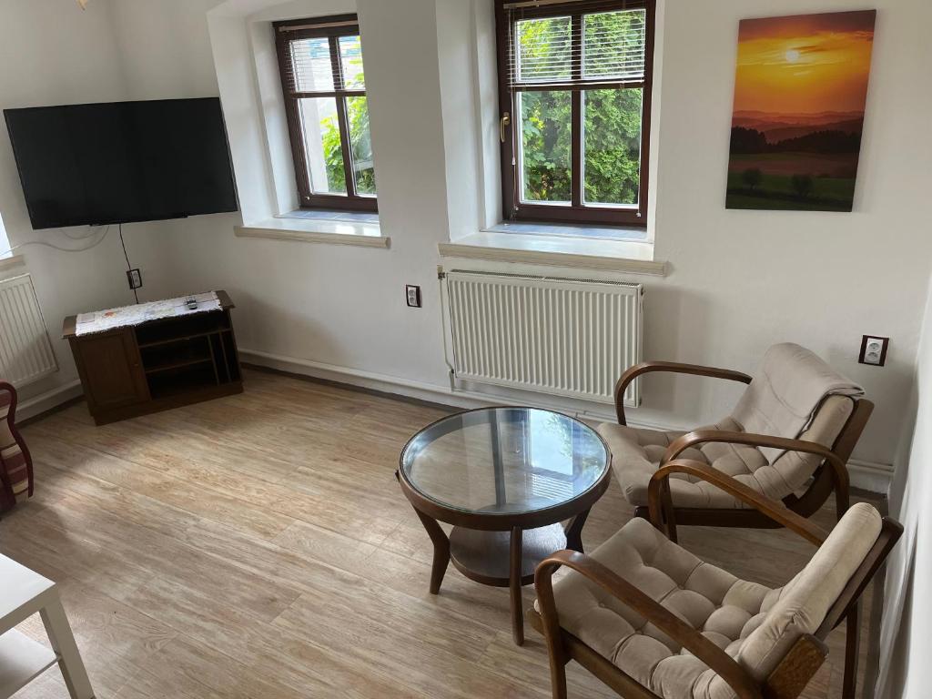 TV a/nebo společenská místnost v ubytování Apartmán Eliška