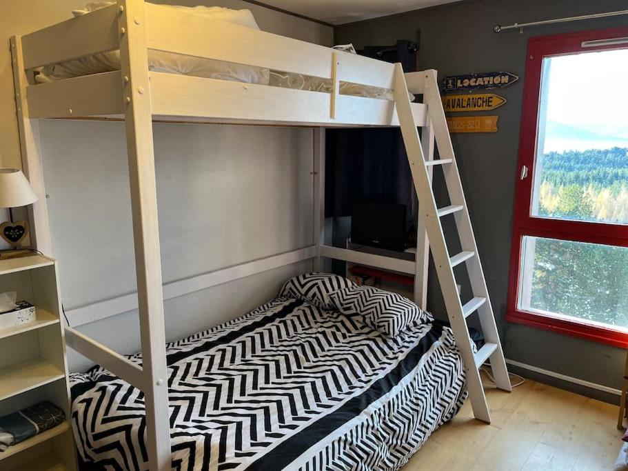 une chambre avec deux lits superposés et une échelle dans l'établissement Agréable Studio 3 Places à P2000 Résidence Les Myrtilles, à Bolquère-Pyrénées 2000