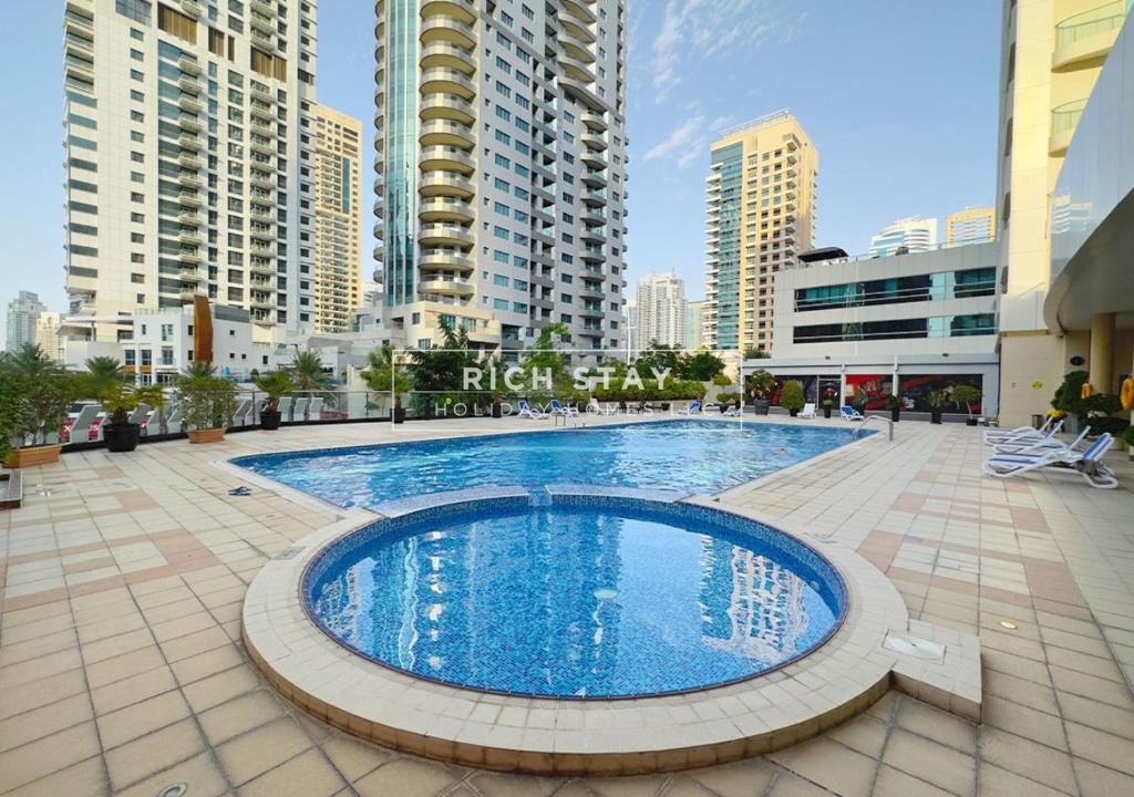 Bazén v ubytování Marina View Tower-A 1BR by Rich Stay nebo v jeho okolí