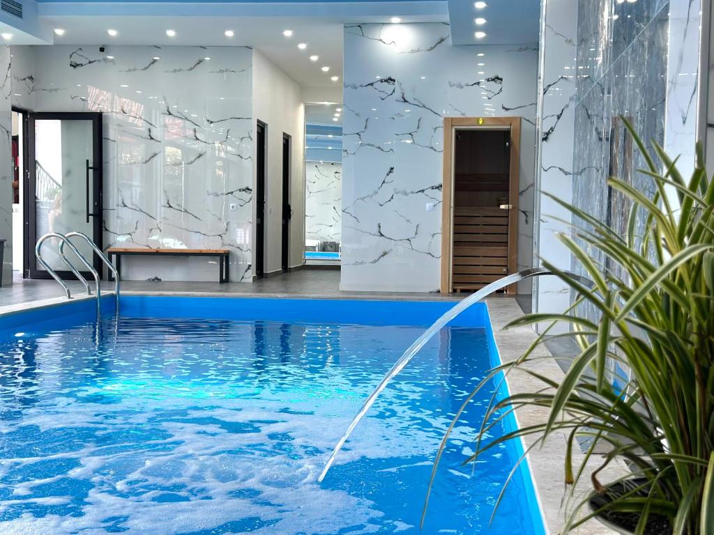 una piscina con una fuente de agua en el medio de un edificio en Luxmani Hotel & Spa, en Tiflis
