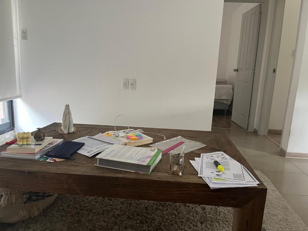 OM في Canelones: طاولة خشبية عليها كتب وأوراق