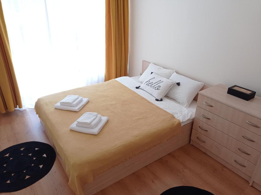 1 dormitorio con 1 cama con 2 toallas en LOREA Apartment L000 in Aspen Golf Resort en Razlog