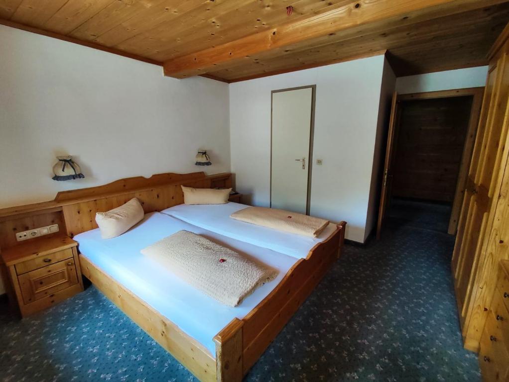 Postel nebo postele na pokoji v ubytování Gasthaus Mitterjager