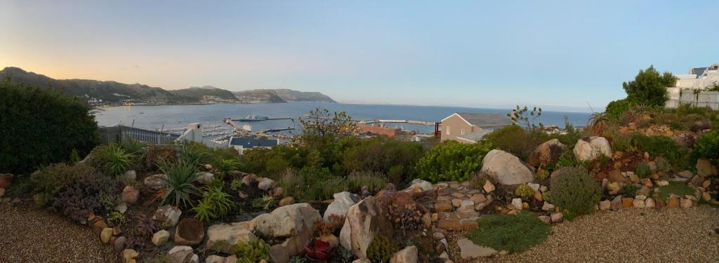 un jardín con rocas y plantas en una colina en Spectacular views Simonstown, en Ciudad del Cabo