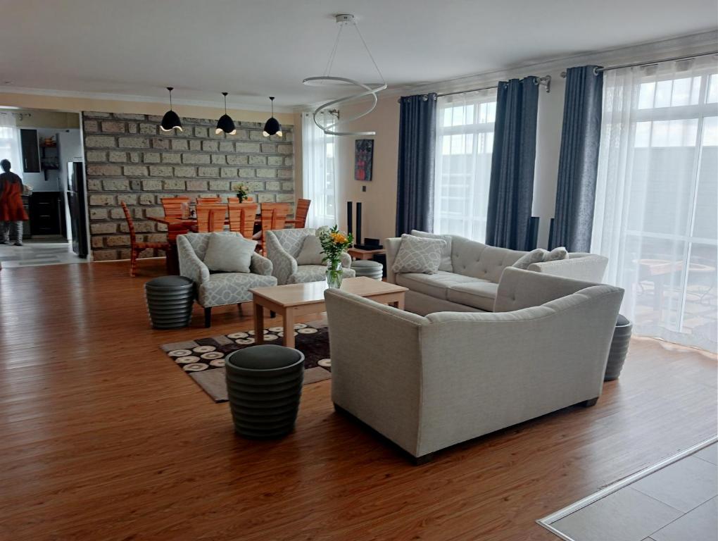O zonă de relaxare la Cozy and Comfi Family Stay with Unique Private Room