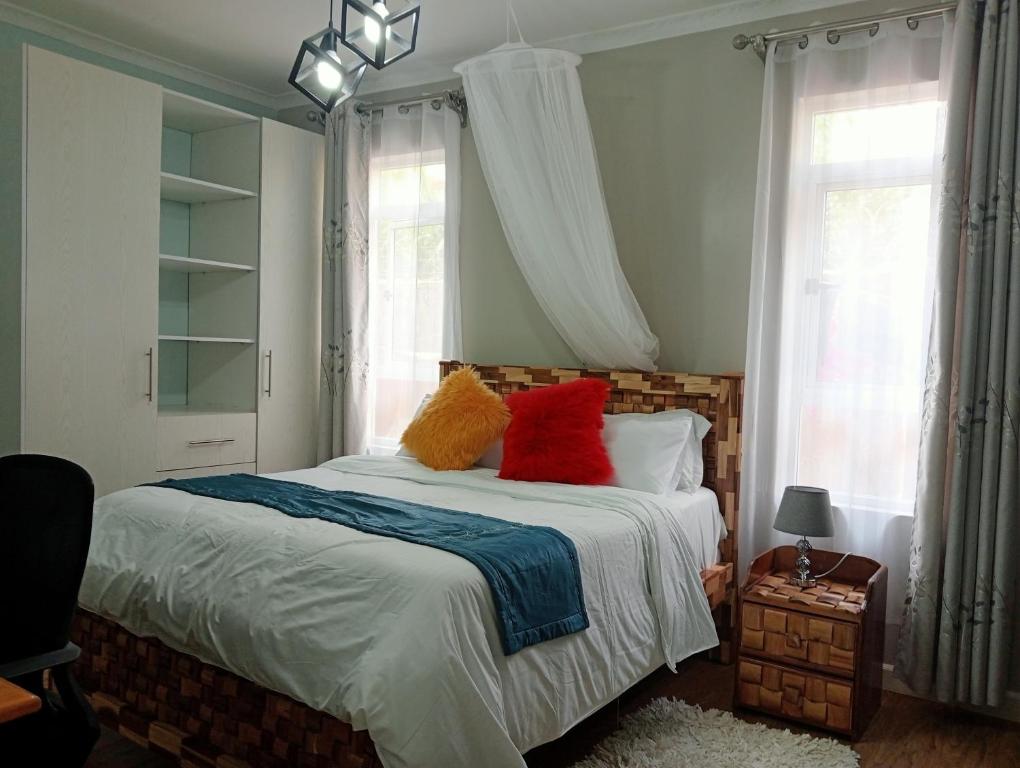 Un pat sau paturi într-o cameră la Cozy and Comfi Family Stay with Unique Private Room