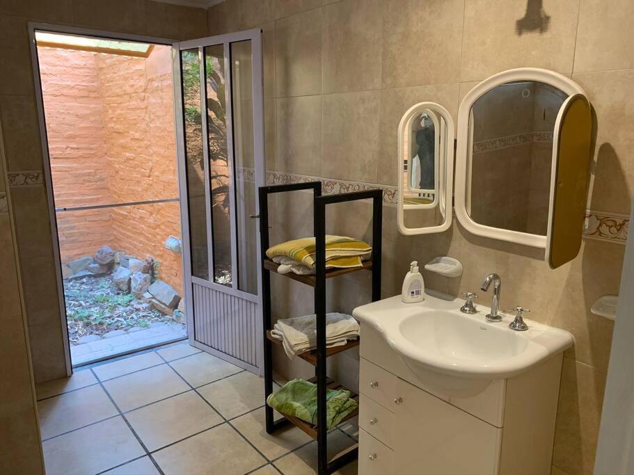 レコンキスタにあるQuinta Las Floresのバスルーム(洗面台、トイレ、鏡付)