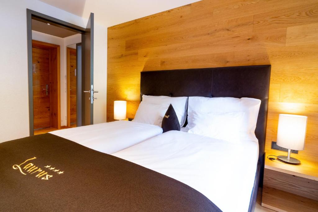 Postel nebo postele na pokoji v ubytování Apart-Hotel Laurus Lech
