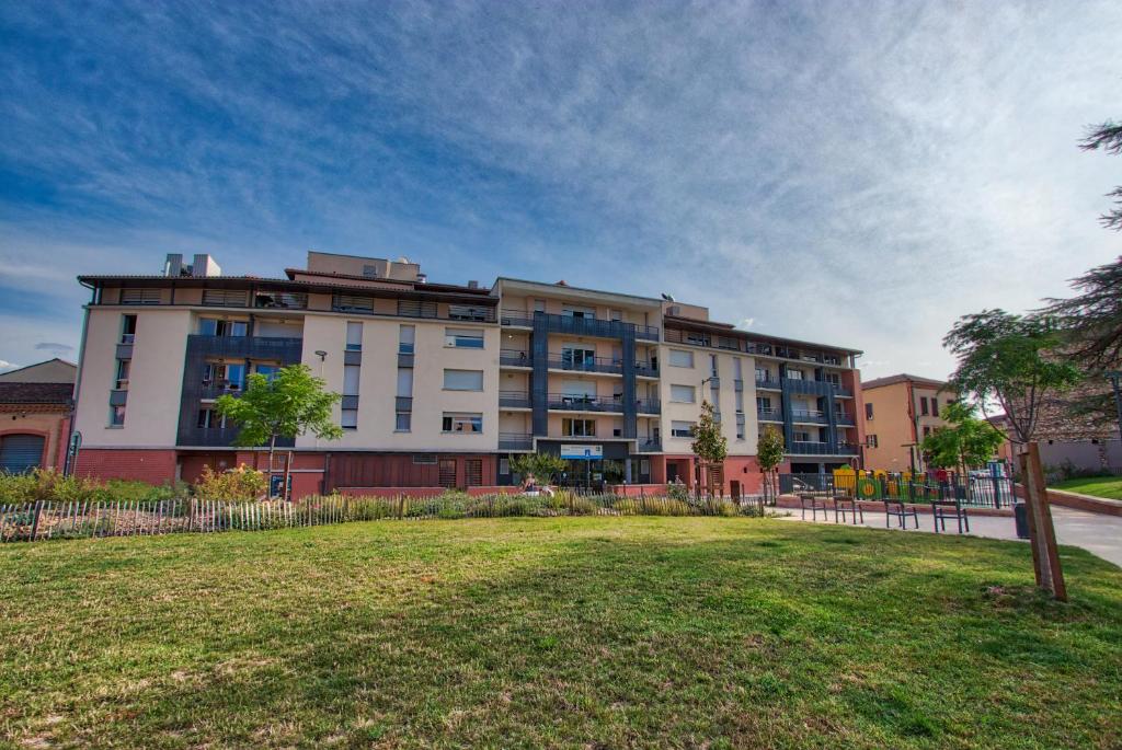 El edificio en el que está el apartahotel