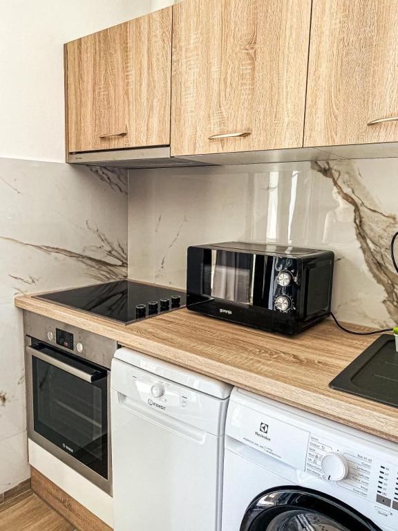 a microwave sitting on a counter in a kitchen at SOBE/ROOMS RIVA in Zadar