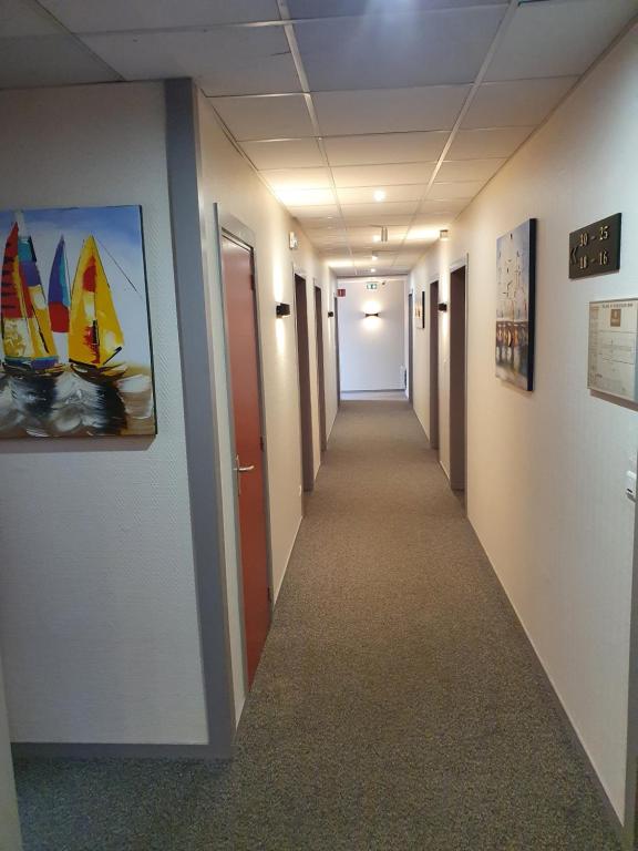 a hallway in an office building with a hallwayngthngthngthngthngthngthngth at Hotel Salea in Pornic