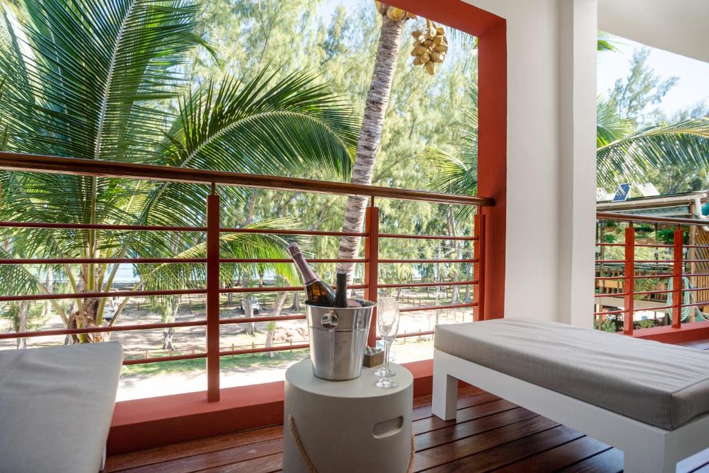 Habitación con ventana con banco y mesa en Blue Coral Beachfront Penthouse, en Flic en Flac