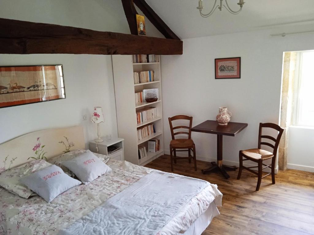Postel nebo postele na pokoji v ubytování chambre dans Prieuré de caractère XVIII siècle