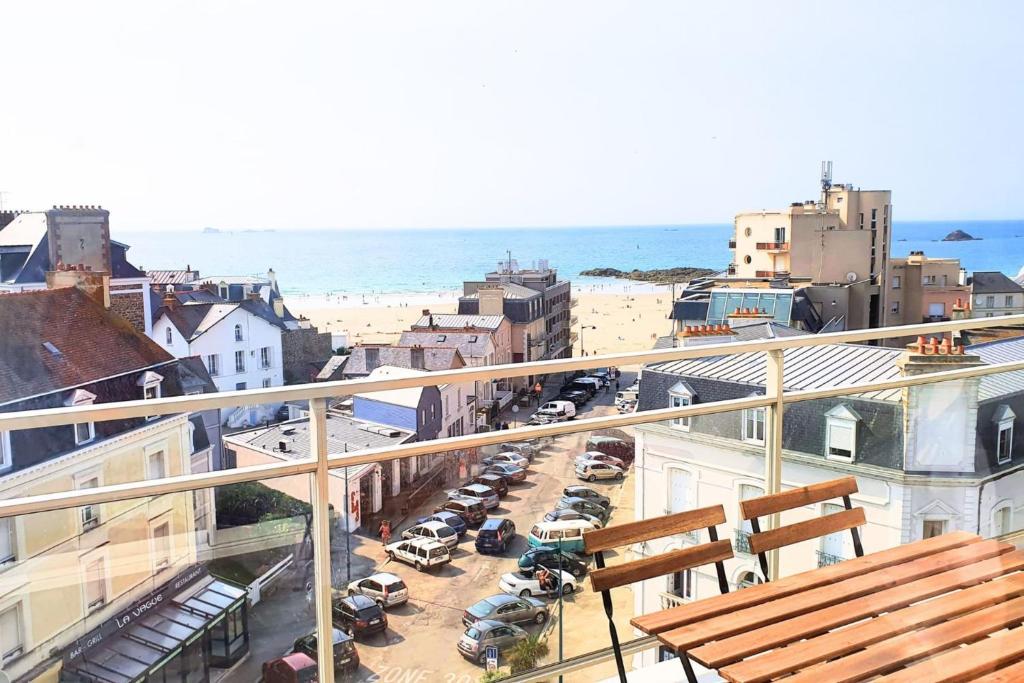 - une vue sur une ville avec des voitures garées dans une rue dans l'établissement Bright apt with balcony panoramic view, à Saint-Malo
