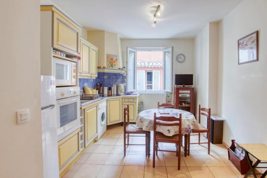 cocina con mesa, mesa y sillas en Charming apartment in the city center, en Sanary-sur-Mer