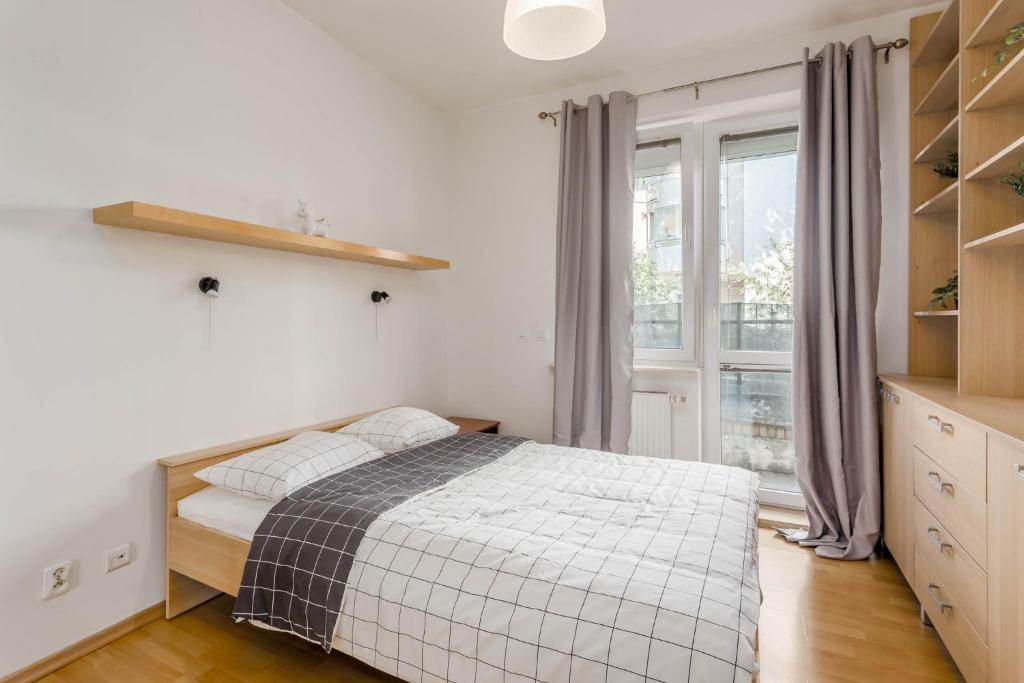 華沙的住宿－Chill Apartments Kluczborska Bemowo，白色的卧室设有床和窗户