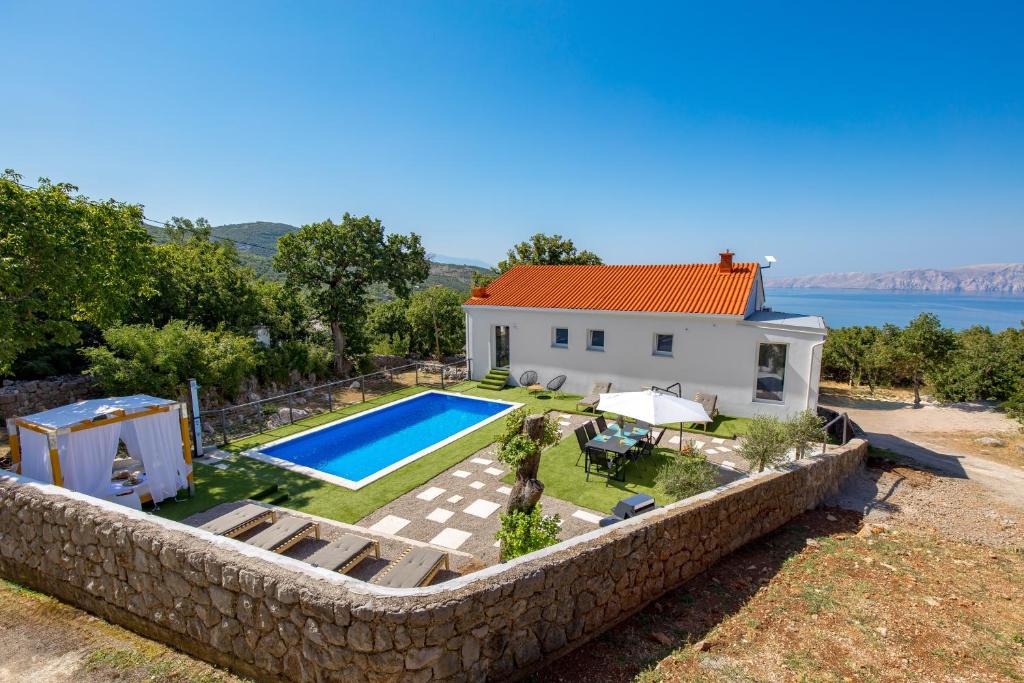 Willa z basenem i kamienną ścianą w obiekcie Villa Mirjam with swimming pool, jacuzzi and sea view w Novim Vinodolskim