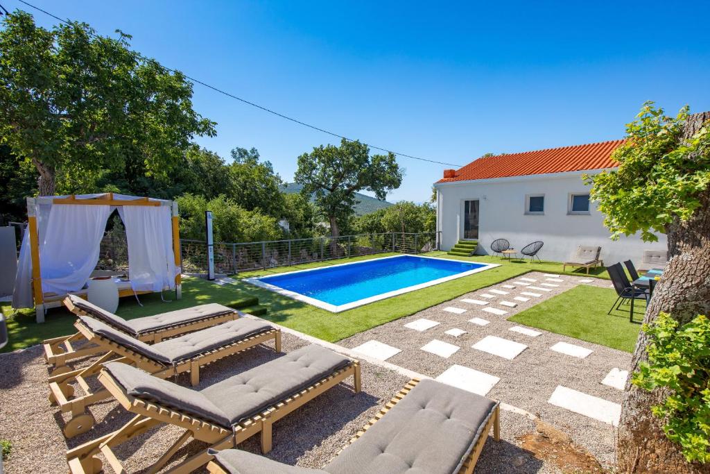 Basen w obiekcie Villa Mirjam with swimming pool, jacuzzi and sea view lub w pobliżu