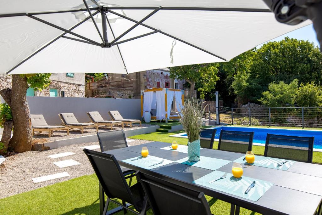 Basen w obiekcie Villa Mirjam with swimming pool, jacuzzi and sea view lub w pobliżu