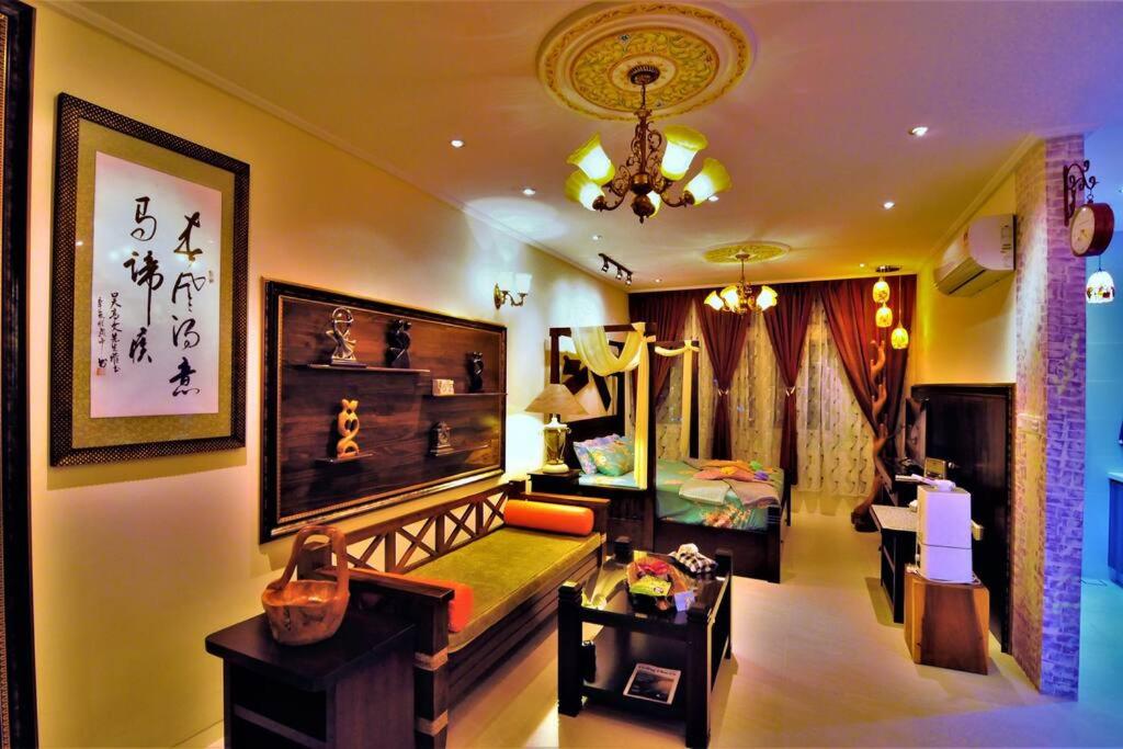 - un salon avec un canapé et un lit dans une chambre dans l'établissement Boutique Studio with exclusive views and amenities, à Kuching