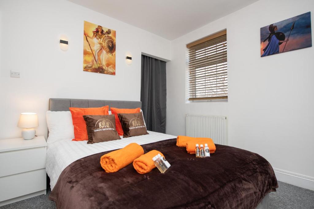 - une chambre avec un grand lit et des oreillers orange dans l'établissement Athena Apartment - The Wisdom of Town, à Southampton