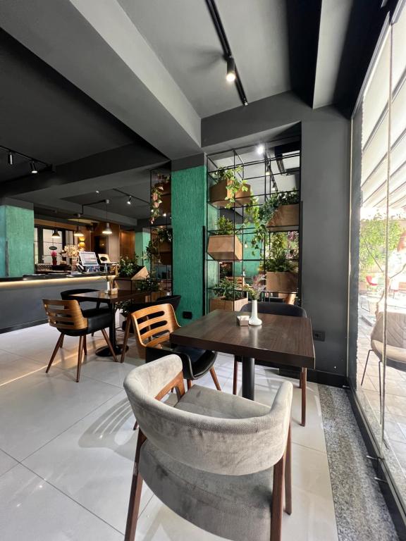- une salle à manger avec une table et des chaises dans l'établissement Vila 90 Boutique Hotel, à Tirana