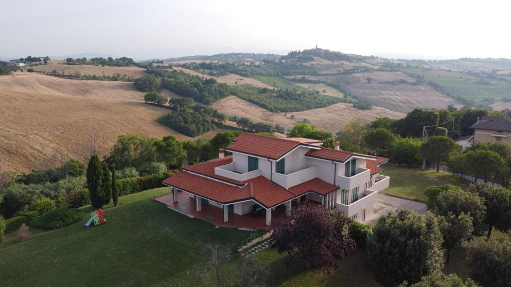widok z lotu ptaka na dom na wzgórzu w obiekcie La Casa de Anto' w mieście Torre San Patrizio