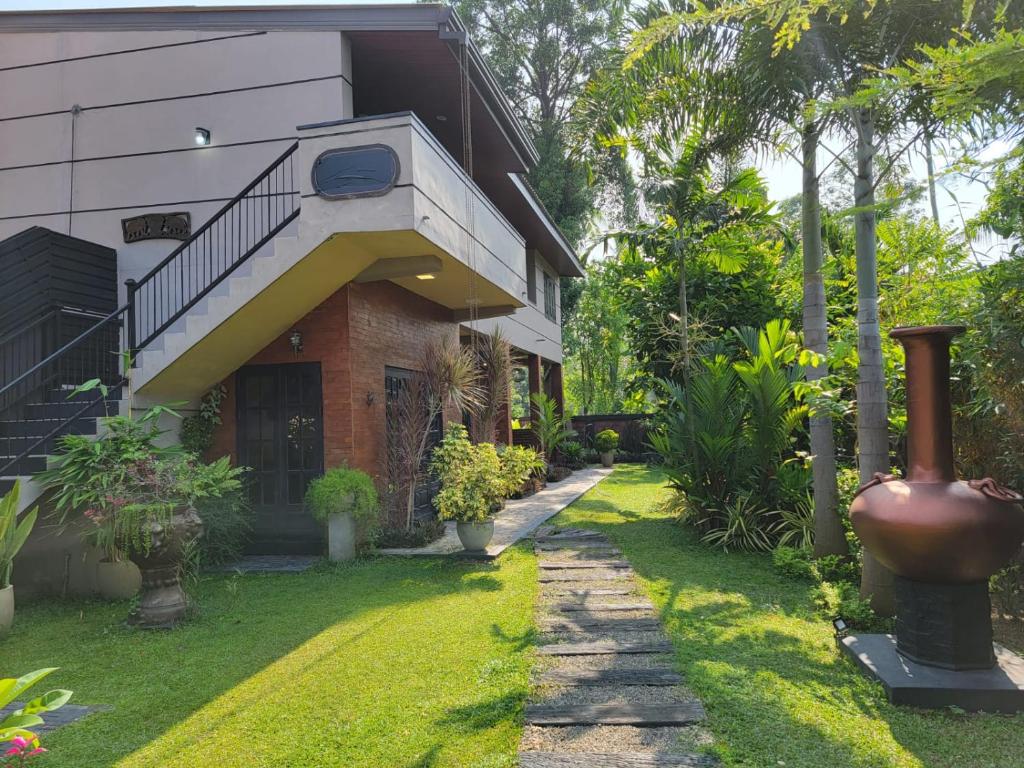 una casa con un patio de césped al lado de un edificio en Edwin's Airport Garden, en Negombo