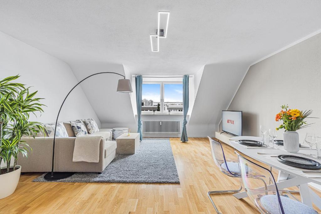 a living room with a couch and a table at PRIME: Design Apartment für 4 - Zentrale Lage in Munich