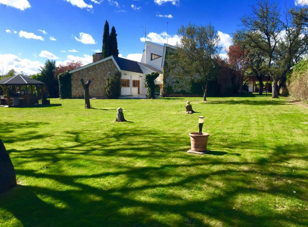 A garden outside Espléndido dormitorio en Suite
