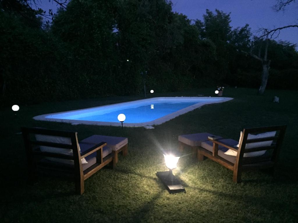The swimming pool at or close to Espléndido dormitorio en Suite
