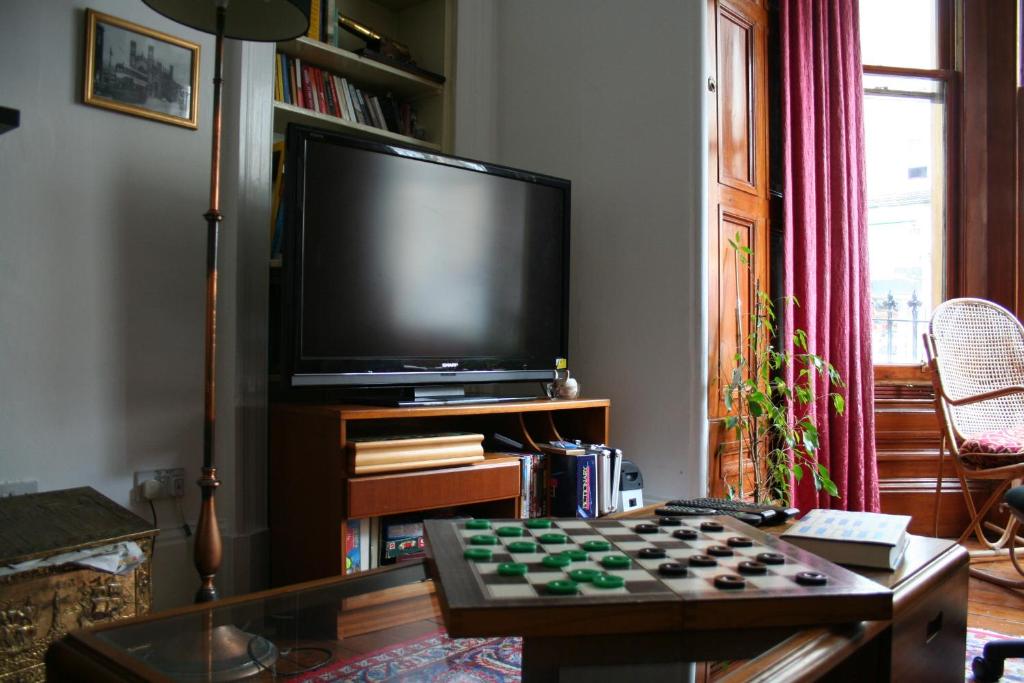 TV a/nebo společenská místnost v ubytování Argyle Backpackers