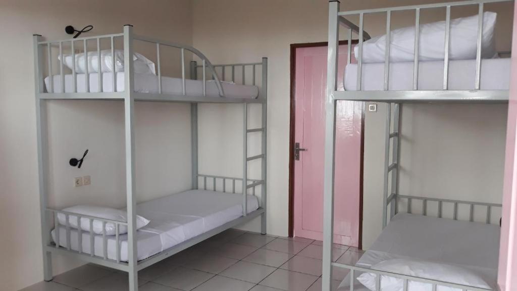 Postel nebo postele na pokoji v ubytování Bujang Lapuk Hostel