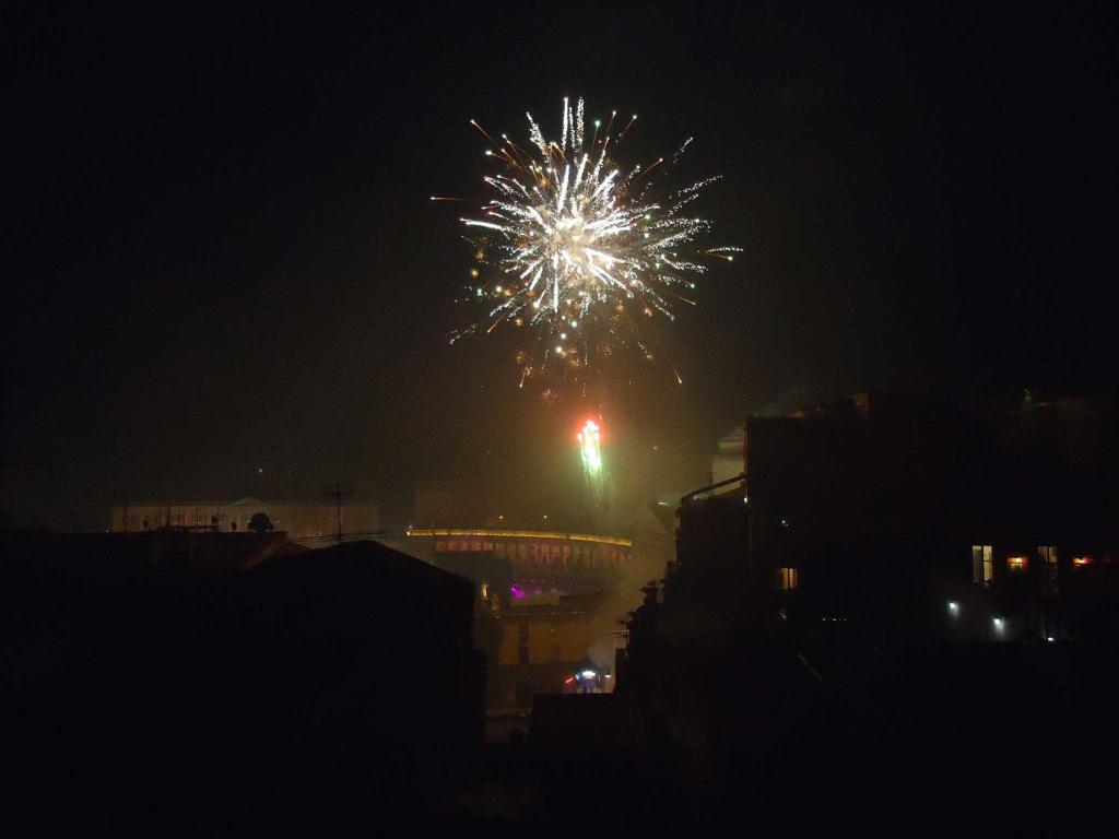una pantalla de fuegos artificiales en el cielo por la noche en B&B Trieste&Trento, en Nápoles